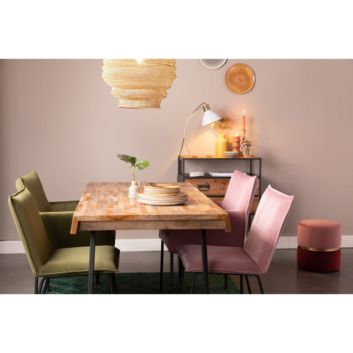 Stijlvol en warm interieur met houten meubels en accessoires